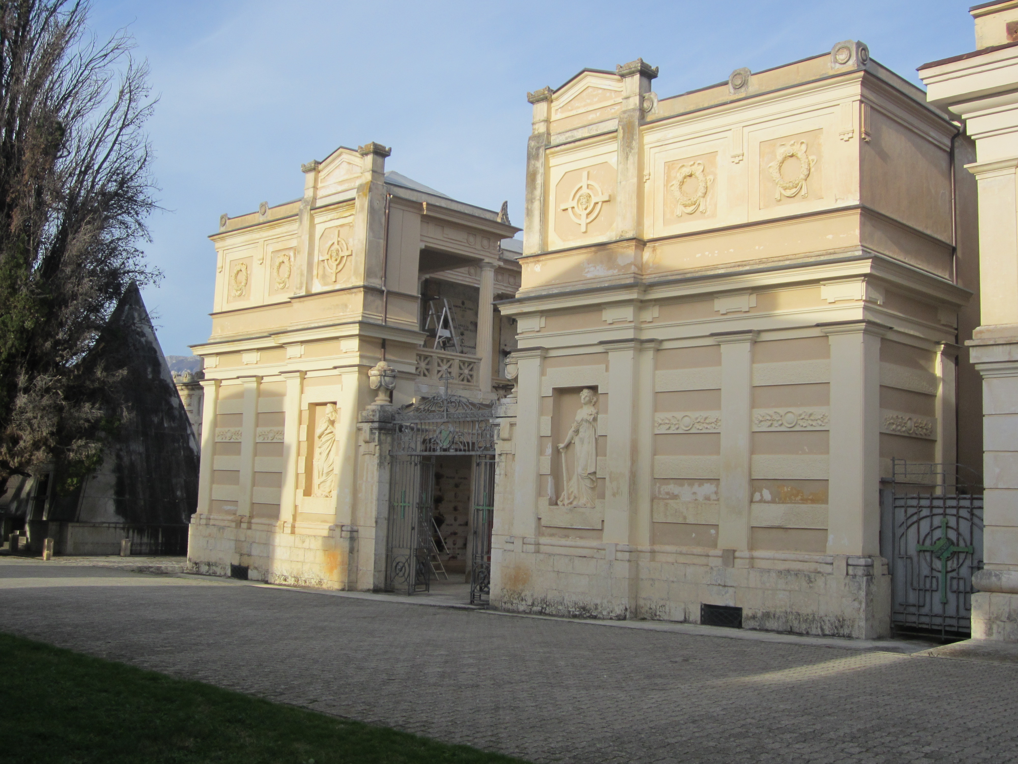 Cappella Confraternita S. Maria di Loreto (cimitero, monumentale) - Sulmona (AQ)  (XIX, seconda metà)