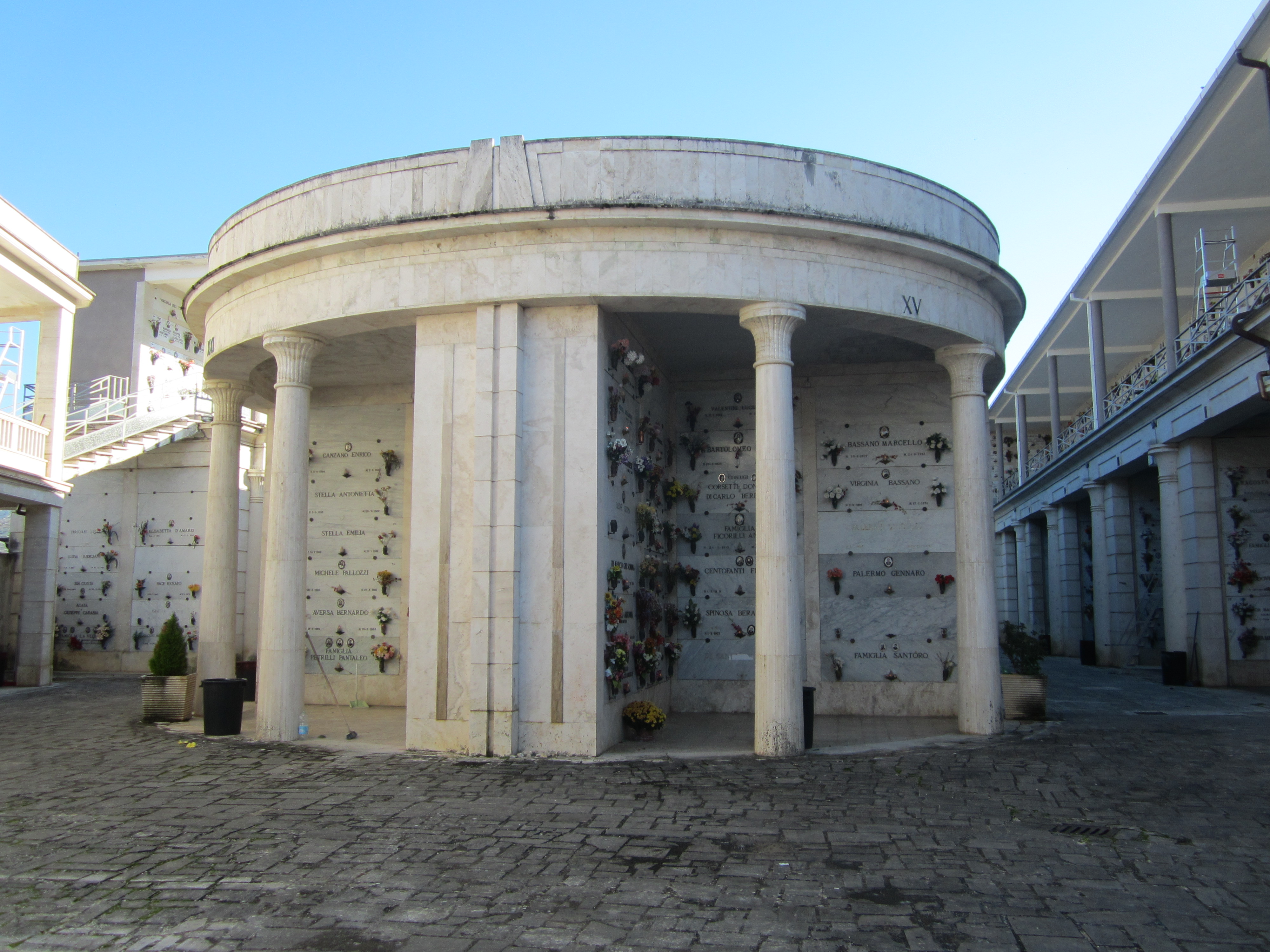 Portico egizio e loculi Confraternita SS. Trinità (cimitero, monumentale) - Sulmona (AQ) 