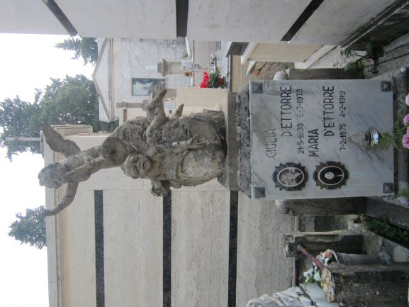 monumento funebre, opera isolata di Feneziani Giovanni (attribuito) - ambito abruzzese (prima metà XX secolo)