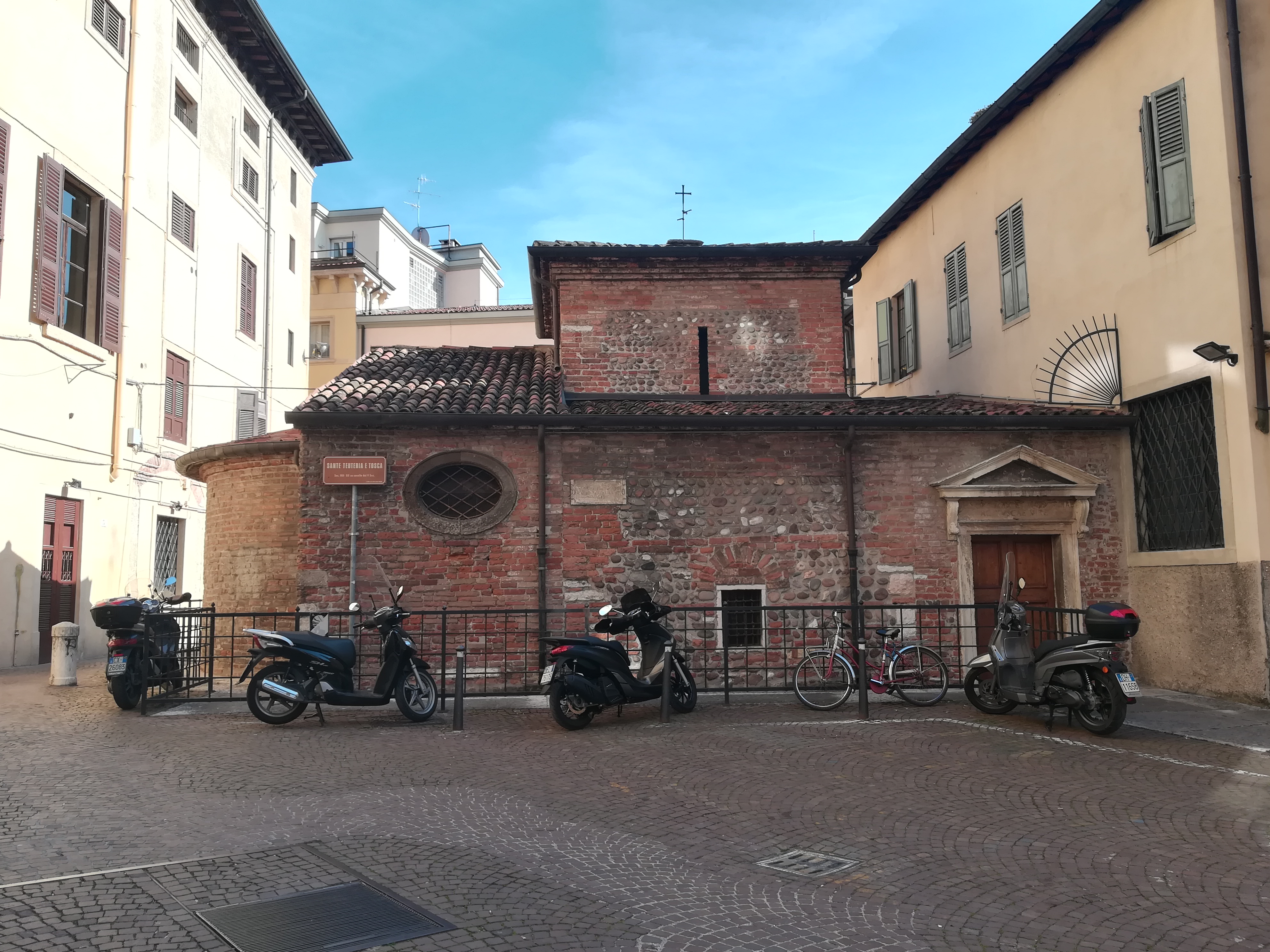 Chiesa delle Sante Teuteria e Tosca (chiesa, sussidiaria) - Verona (VR)  (XIX, inizio)