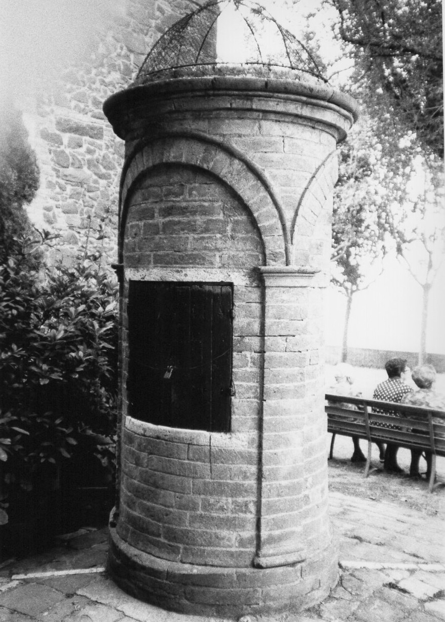 POZZO DELLA CHIESA DELLA MADONNA DEL SOCCORSO (pozzo, pubblico) - Montalcino (SI) 