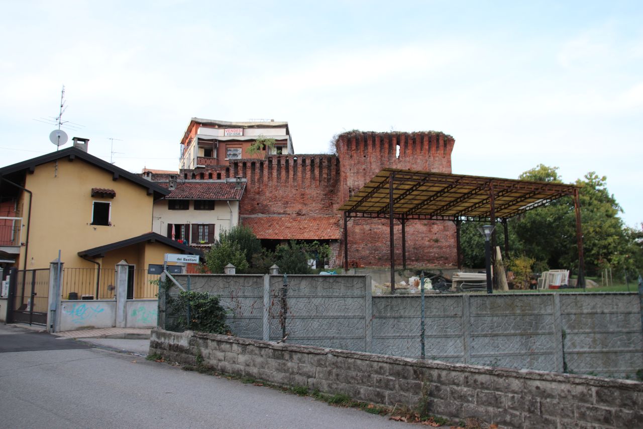 Resti di cinta e porta di Pozzolo (mura) - Oleggio (NO)  (XI; XV; XVIII)