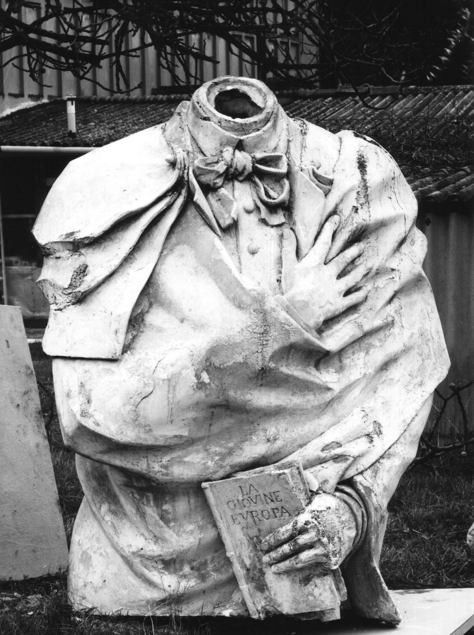 busto acefalo di Giuseppe Mazzini (scultura) di Berti Antonio (ultimo quarto sec. XX)