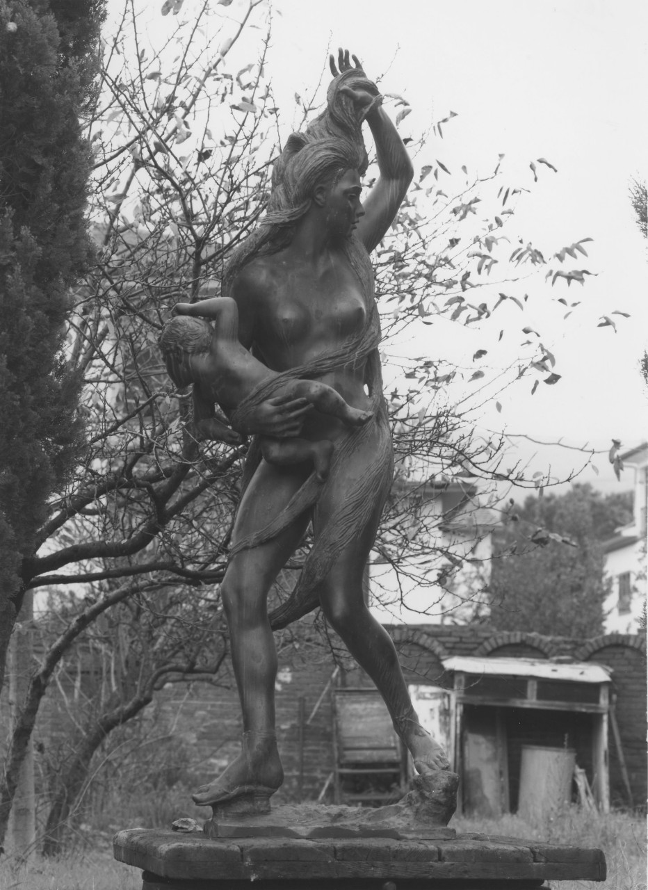 La fuga, madre con bambino (statua) di Berti Antonio (sec. XX)