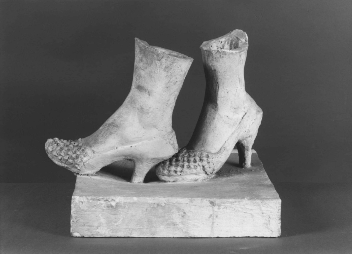 piedi femminili con scarpe (scultura) di Berti Antonio (sec. XX)