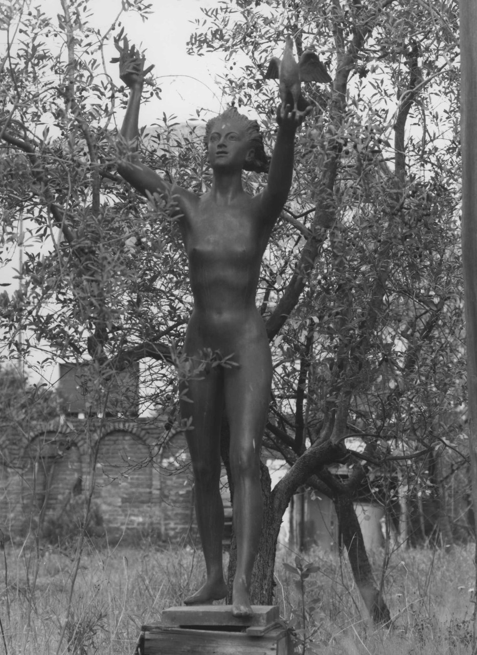 La Pace, figura femminile nuda (statua) di Berti Antonio (sec. XX)