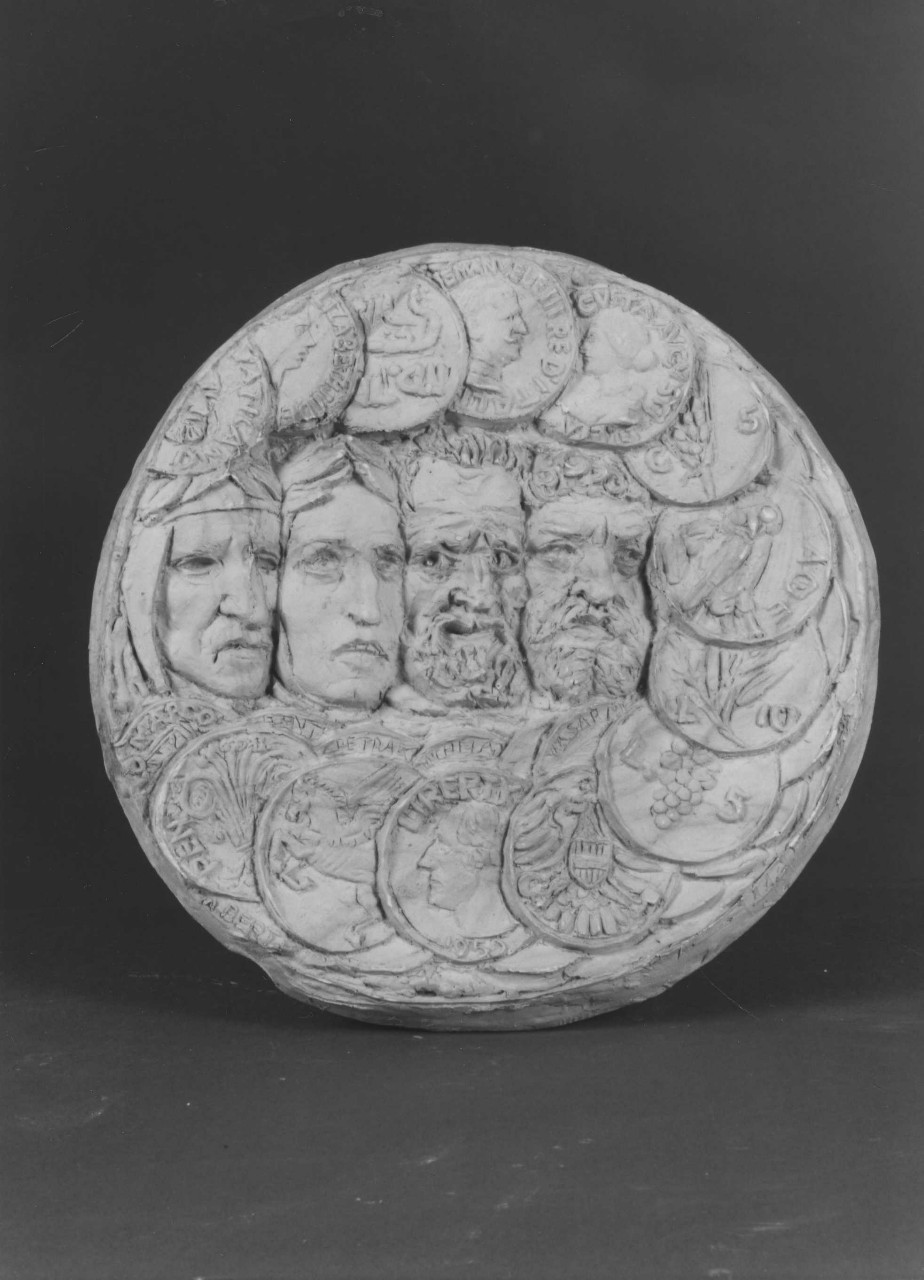 volti maschili circondati da monete e medaglie (rilievo) di Berti Antonio (sec. XX)