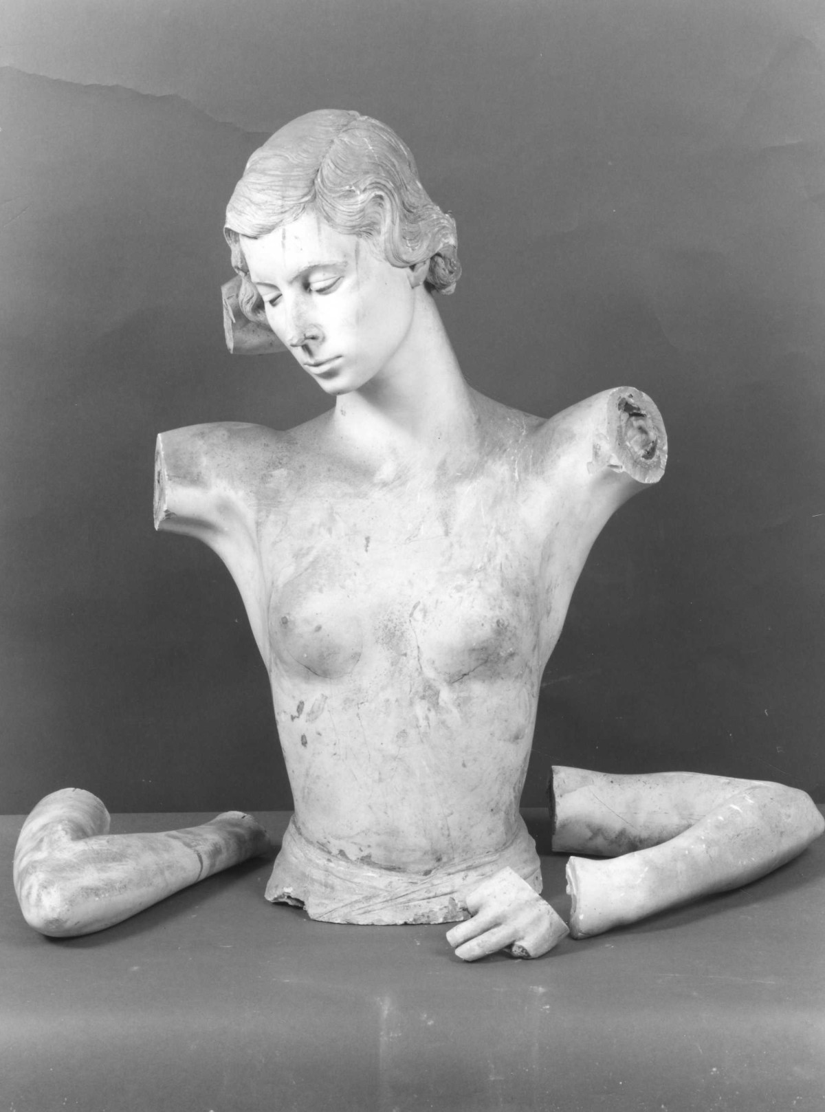 busto ritratto di donna (scultura, frammento) di Berti Antonio (metà sec. XX)