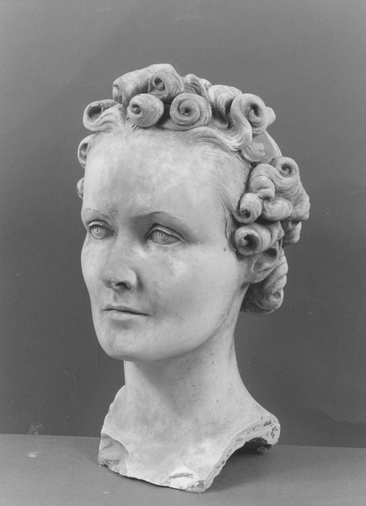 testa di donna (scultura) di Berti Antonio (secondo quarto sec. XX)