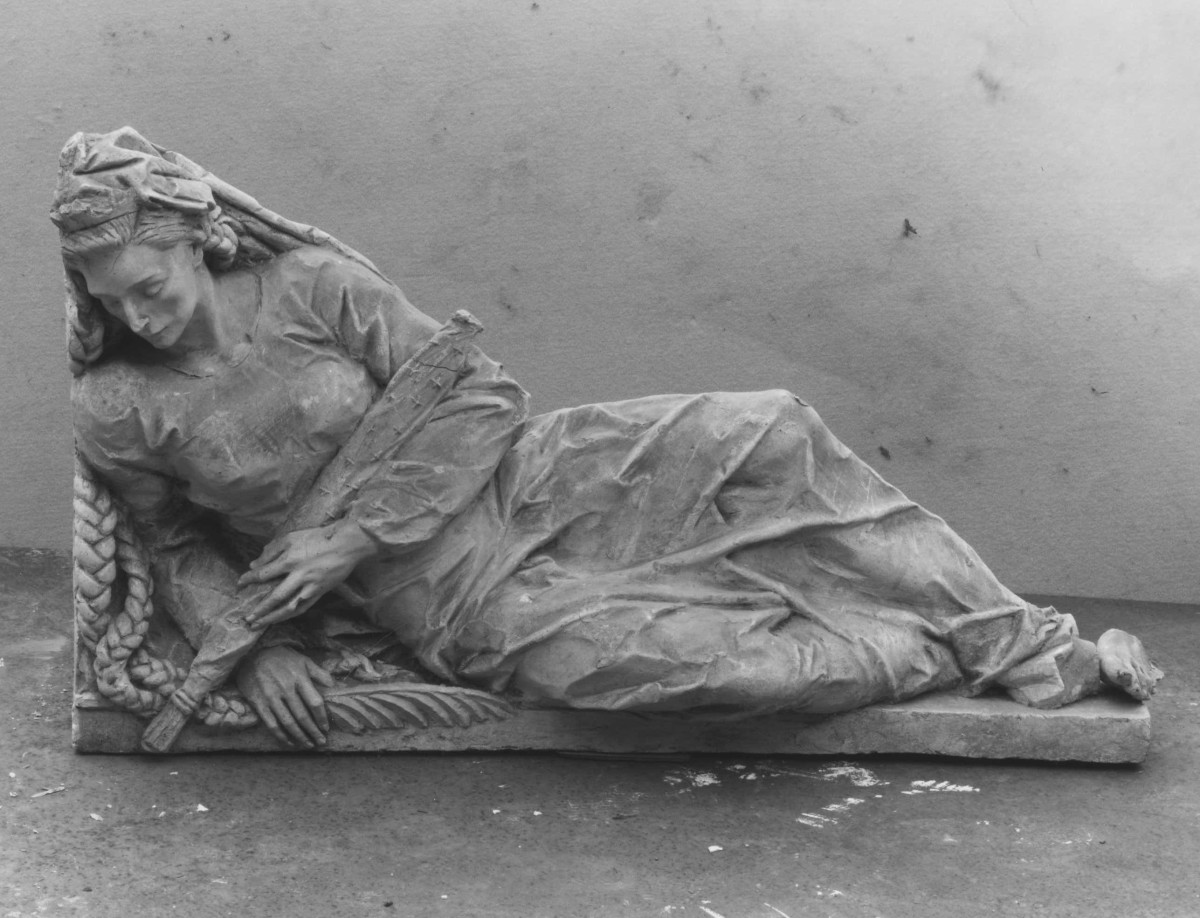 figura femminile panneggiata (scultura) di Berti Antonio (terzo quarto sec. XX)