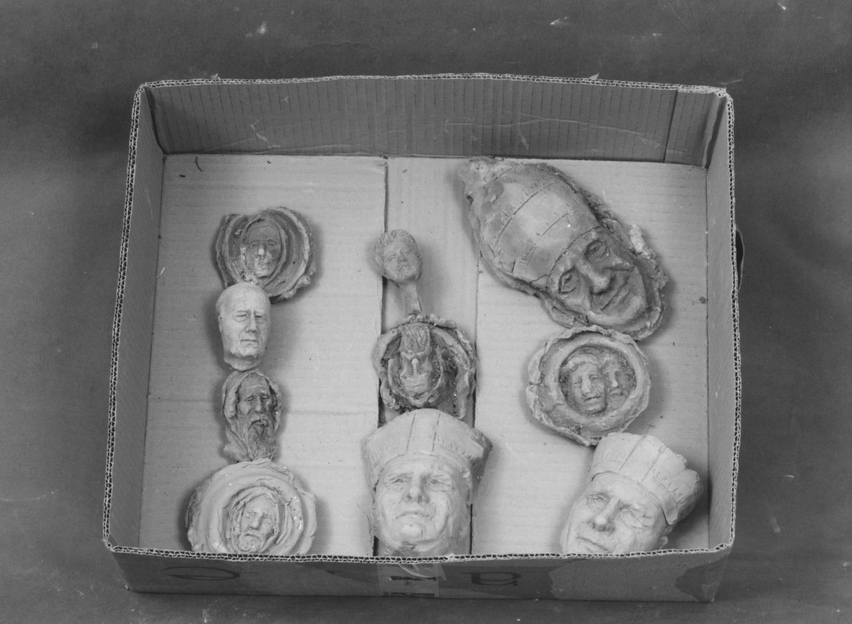 teste di prelati (scultura, frammento) di Berti Antonio (terzo quarto sec. XX)