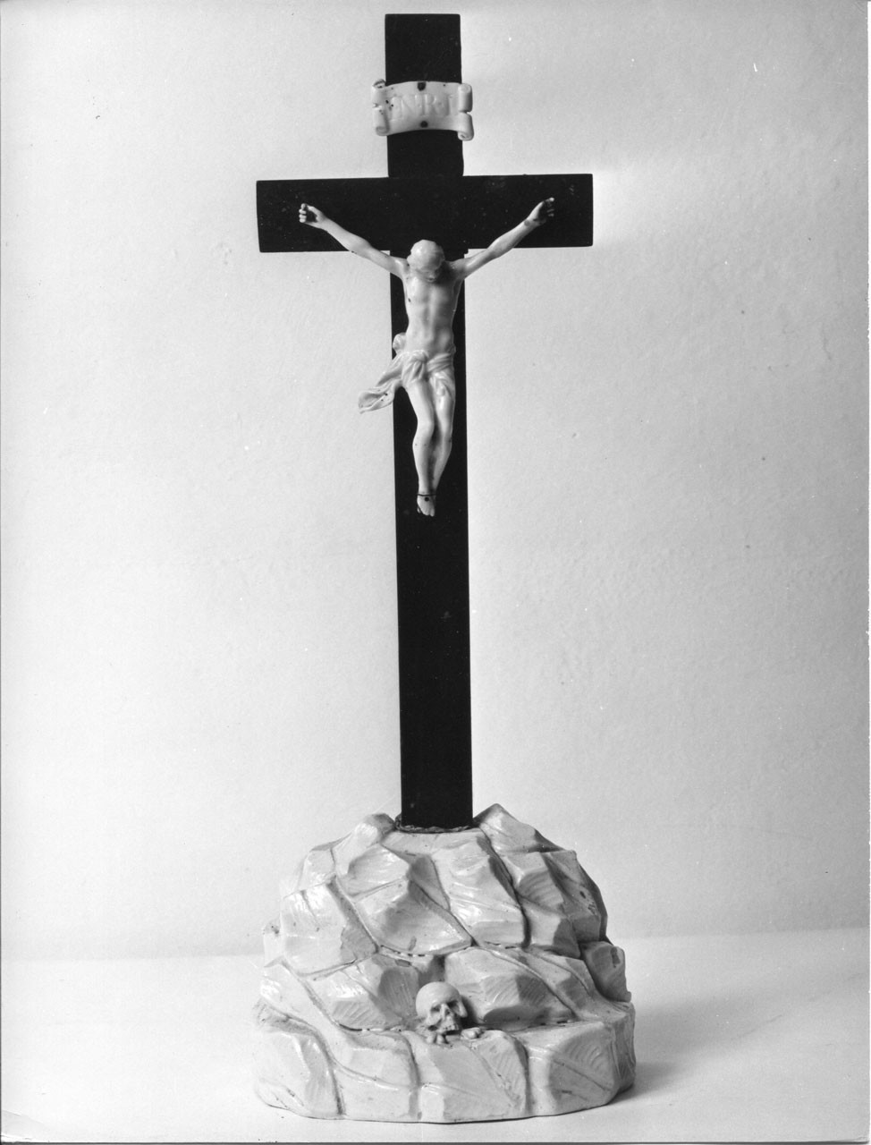 Cristo crocifisso (croce da tavolo) di Manifattura Ginori di Doccia (sec. XVIII)