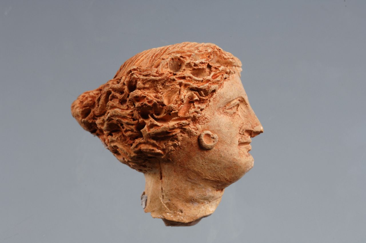 testa di statuetta femminile, Figura femminile stante (prima metà sec. II a.C)