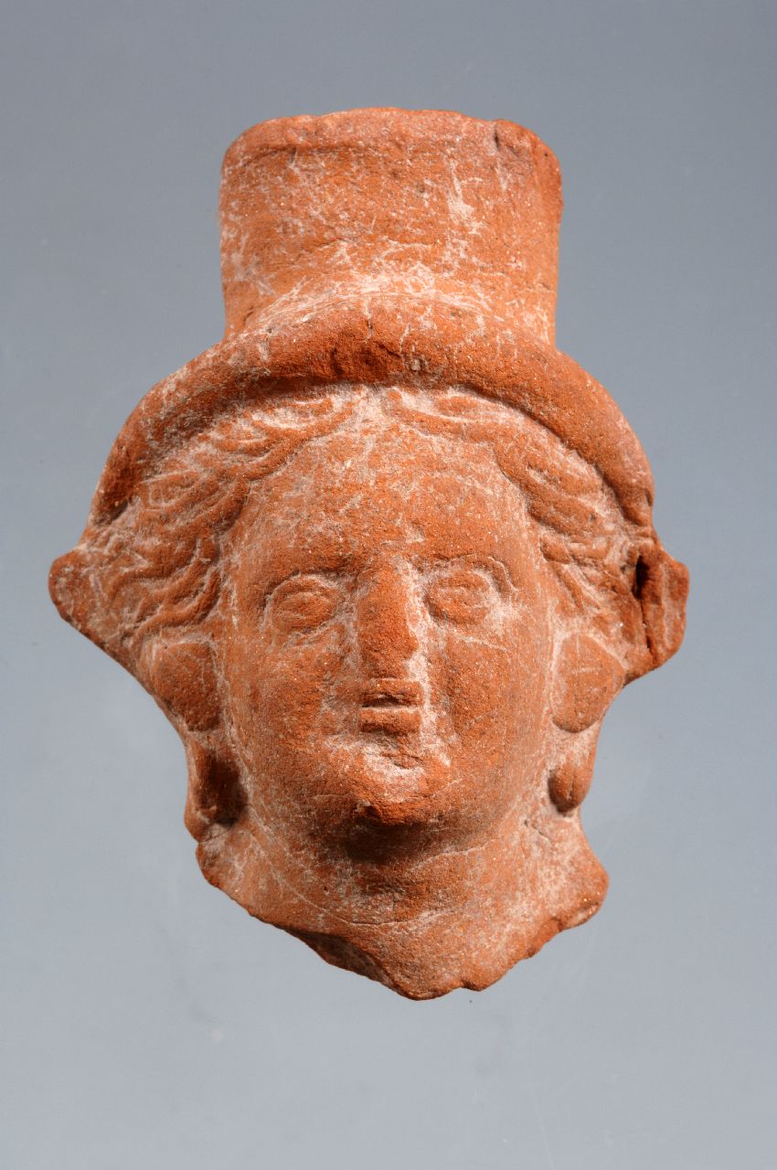 testa di statuetta femminile, figura femminile stante (secc. V-IV a.C)