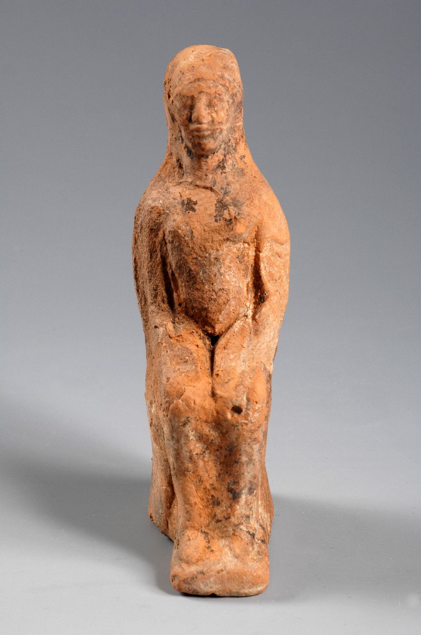 statuetta di figura femminile seduta, figura femminile seduta con chitone e himation (sec. V a.C)