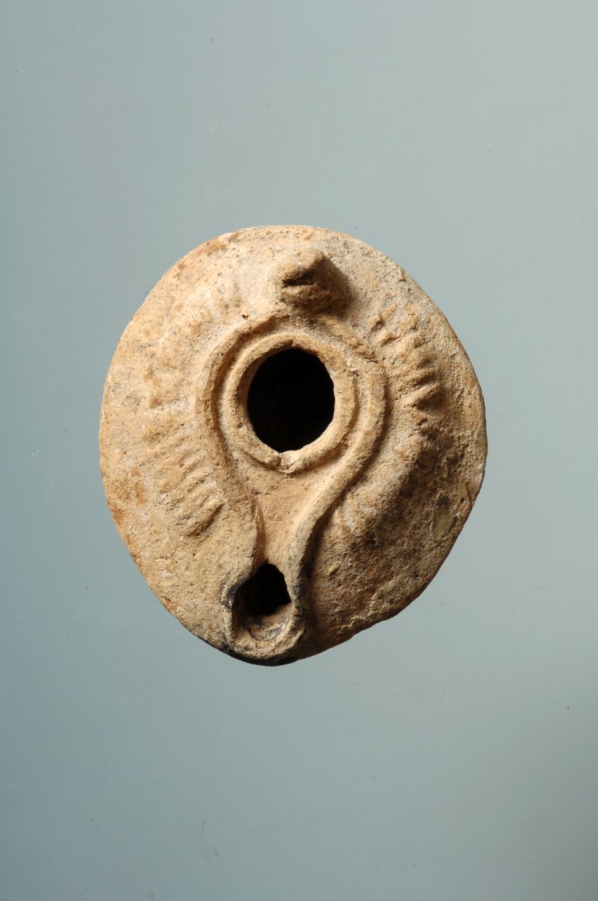 lucerna a canale, Vessberg 19 (secc. III-VI d.C)