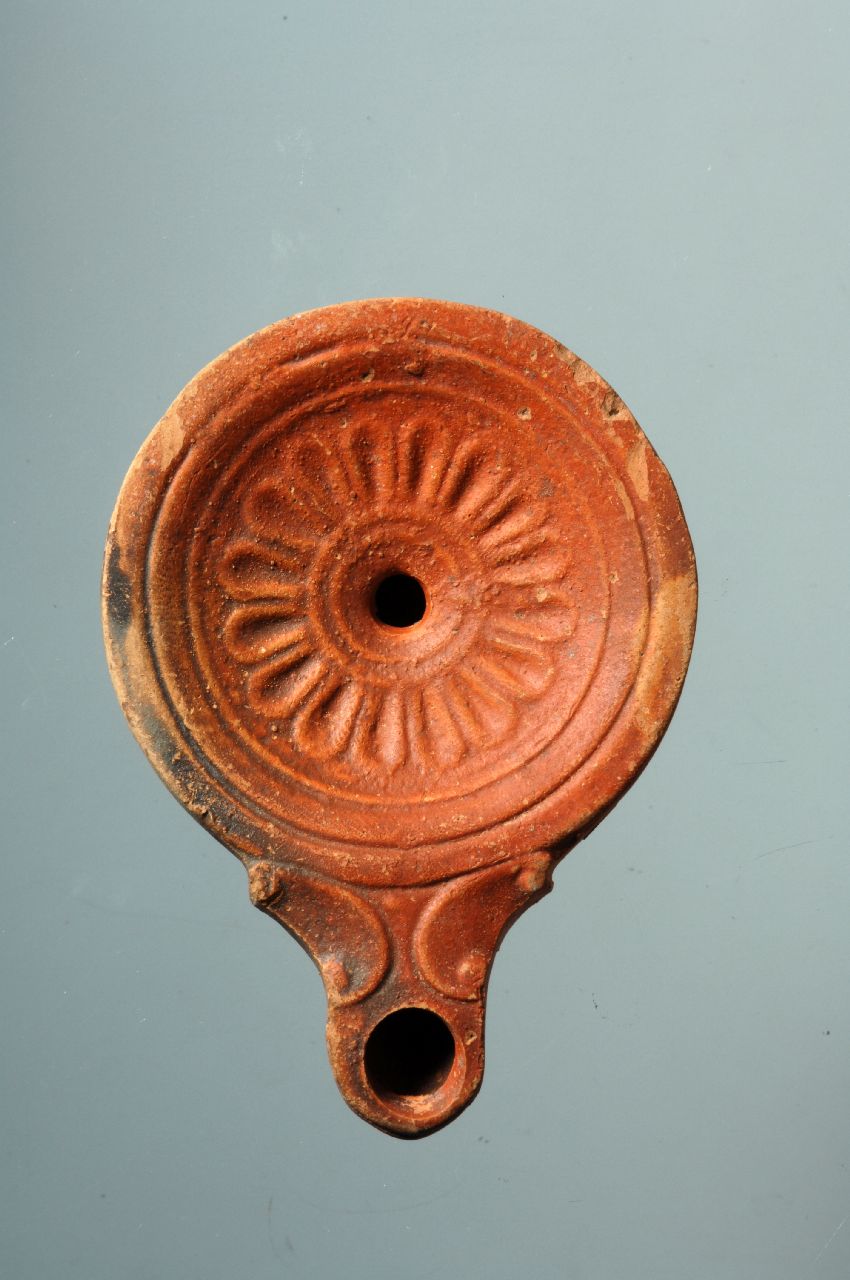 lucerna a volute, Vessberg 10 (seconda metà sec. I d.C)