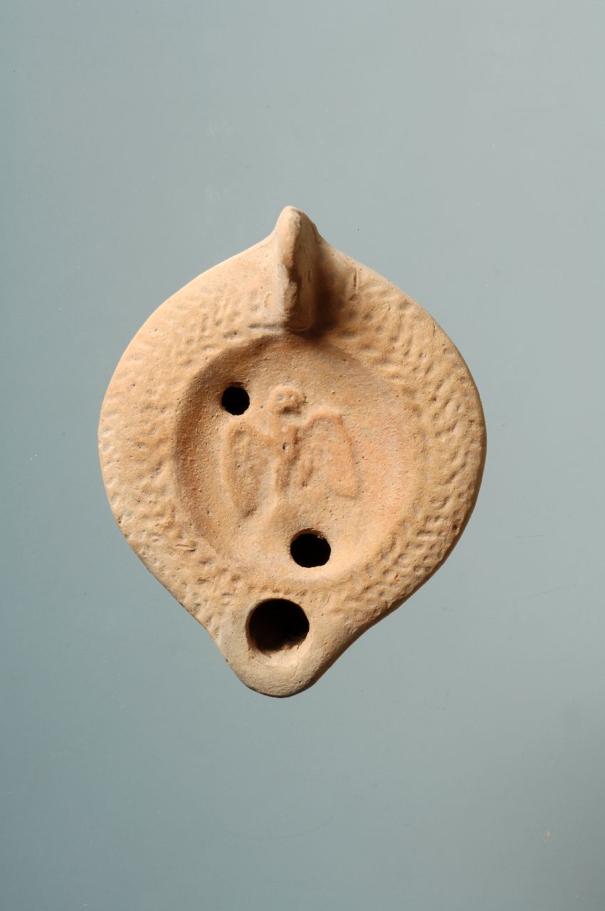 lucerna a disco, Vessberg 18 (metà sec. IV d.C)