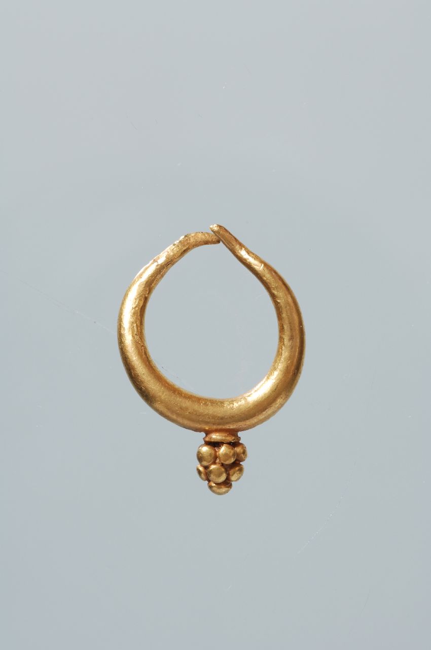 orecchino, a "mora" (Late Cypriote II-III)