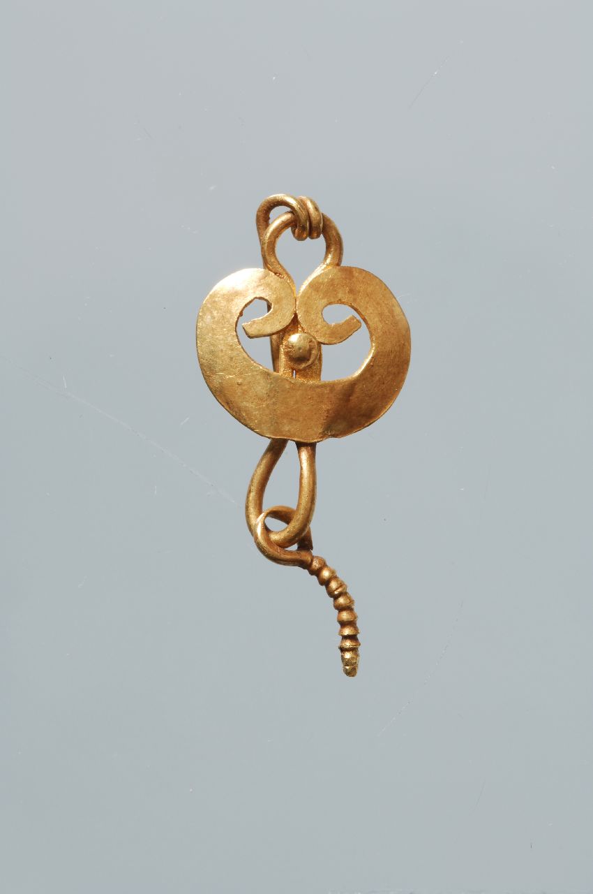 orecchino, a pelta (sec. II d.C)