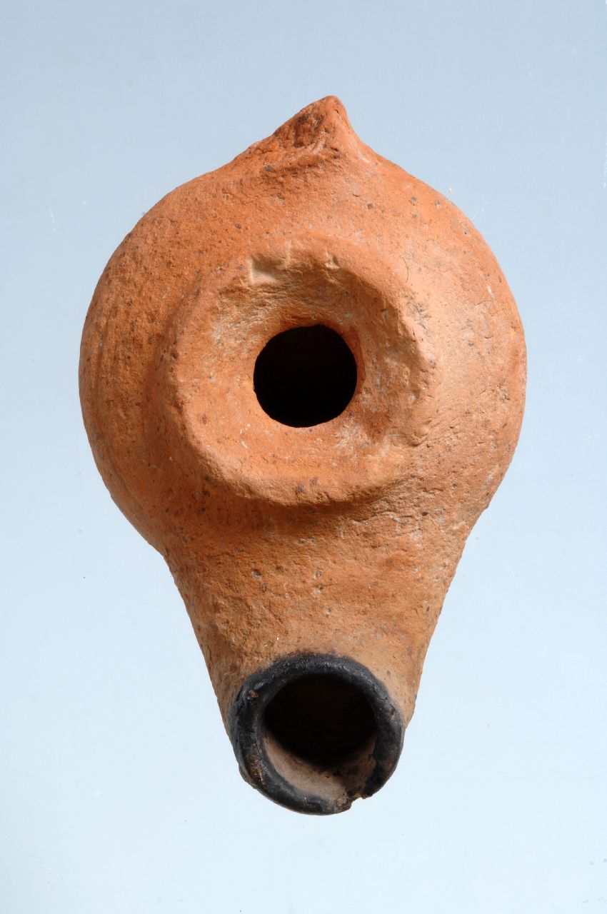 lucerna a becco allungato, Balestrazzi 1988, II, 1, tipo A.I.a.5.1 (IV-V d.C)