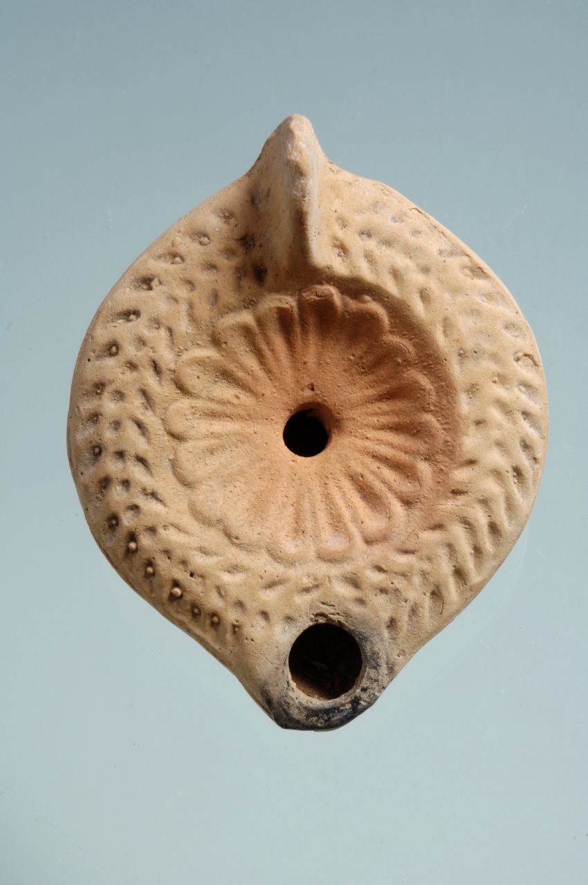 lucerna a becco tondo, Loeschcke VIII (III-IV d.C)