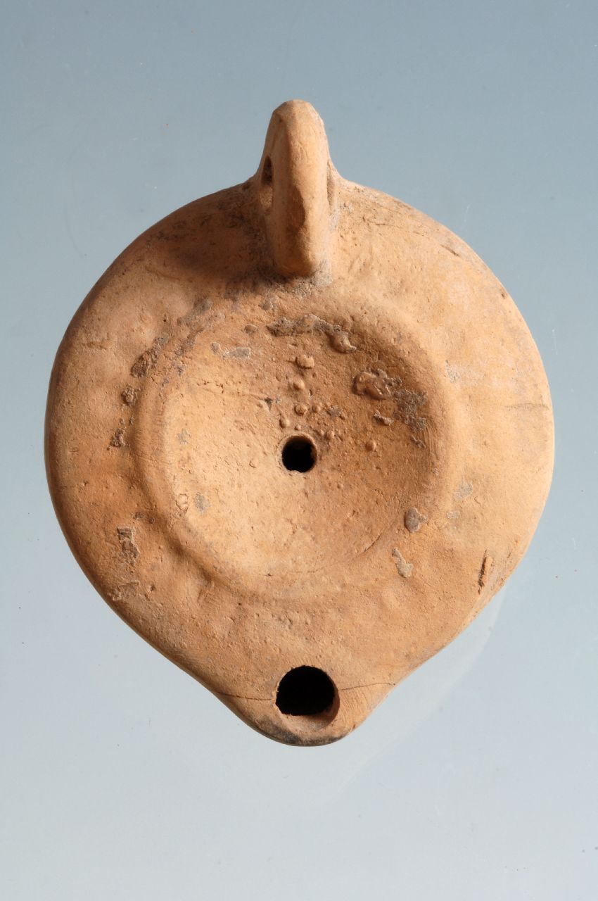 lucerna a disco con becco corto e arrotondato, Vessberg 15 (II d.C)