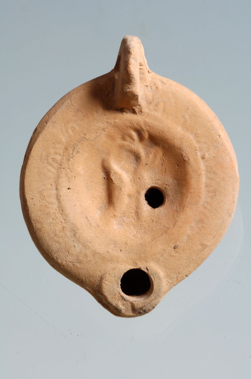 lucerna a disco con becco corto e arrotondato, Vessberg 14, variante Oziol 14b (II-III d.C)