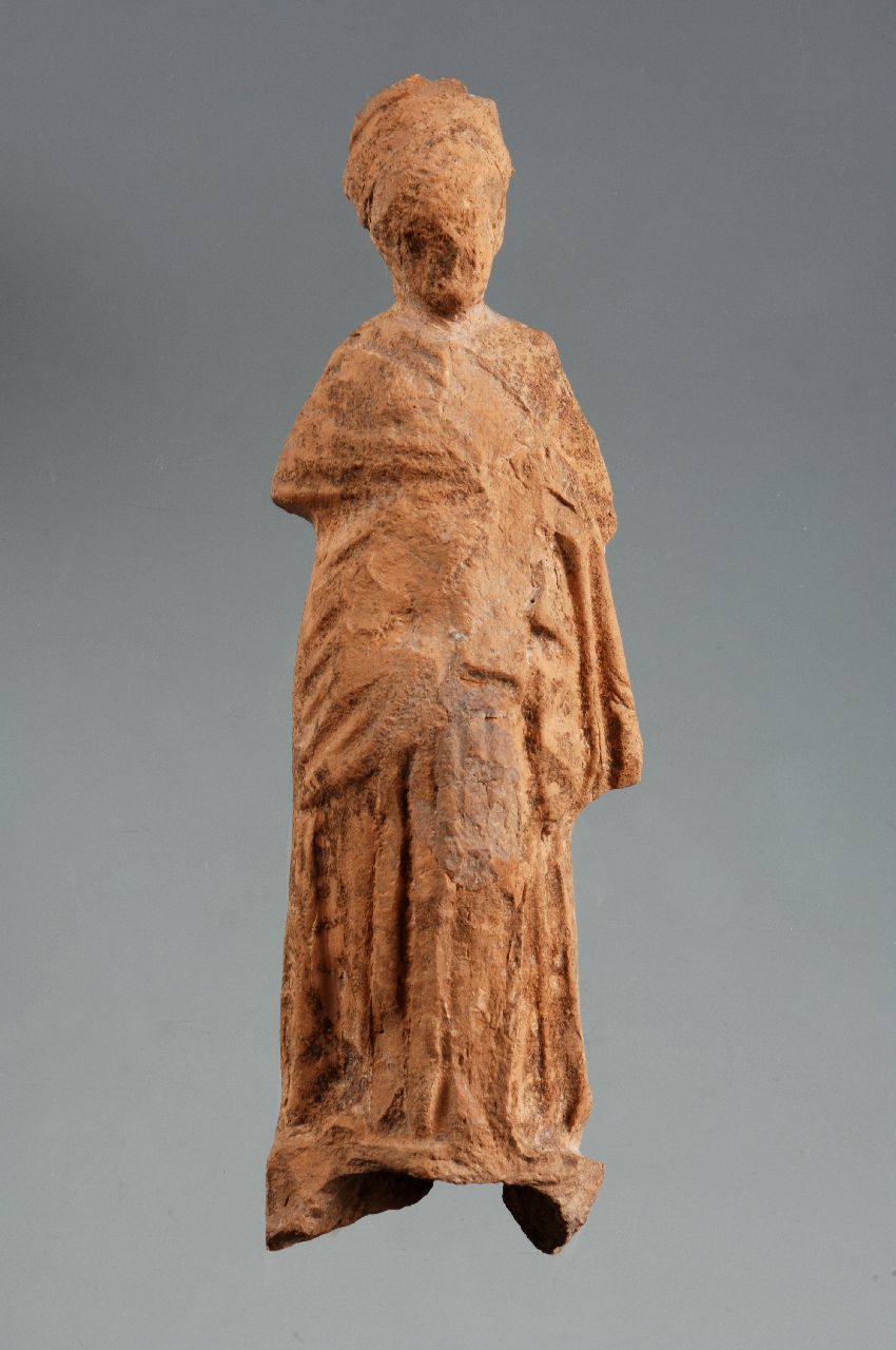 statuetta di figura femminile stante, figura femminile stante con chitone ed himation (inizio sec. II a.C)