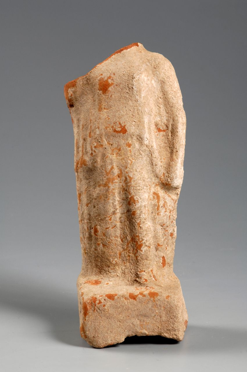 statuetta di figura femminile stante (metà sec. V a.C)