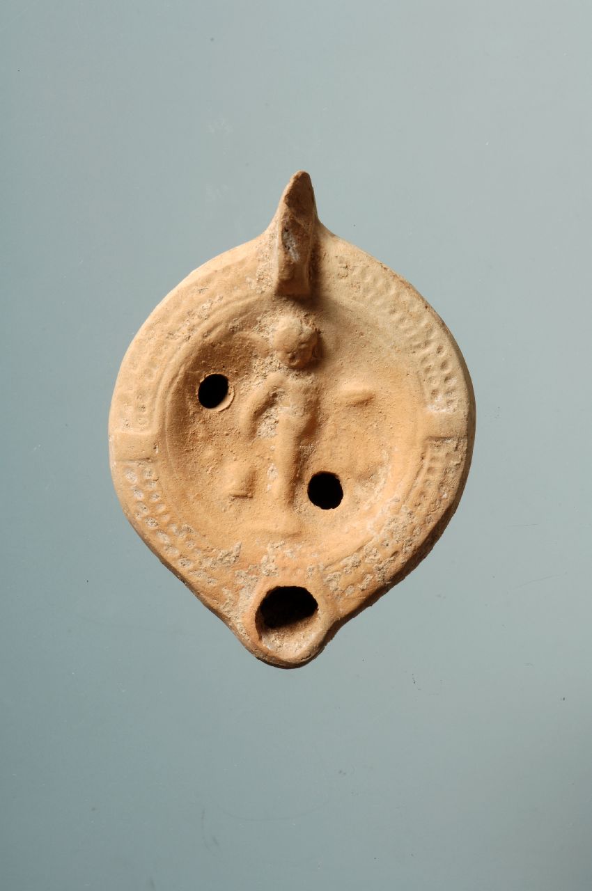 lucerna a disco, Vessberg 16 (secc. III-IV d.C)