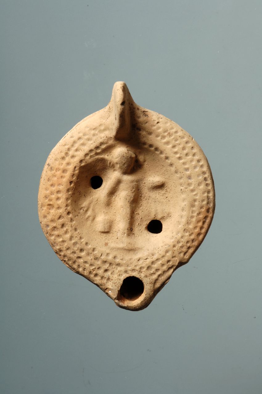 lucerna a disco, Vessberg 16 (sec. IV d.C)