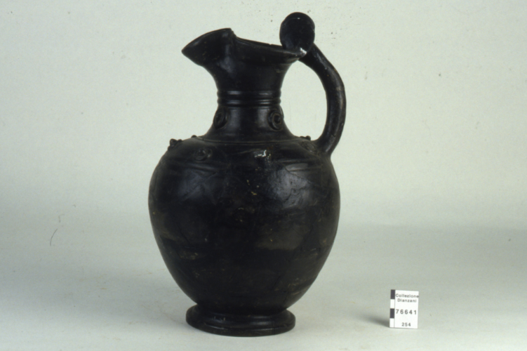 oinochoe trilobata a rotelle (metà Sec. VI a.C)