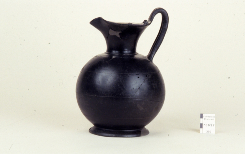 oinochoe trilobata globulare (prima metà Sec. VI a.C)