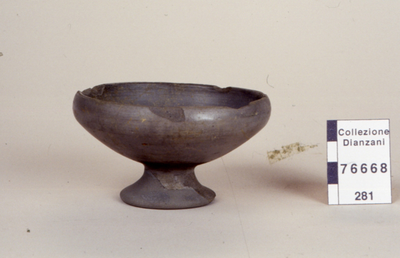 coppetta su piede (prima metà Sec. VI a.C)