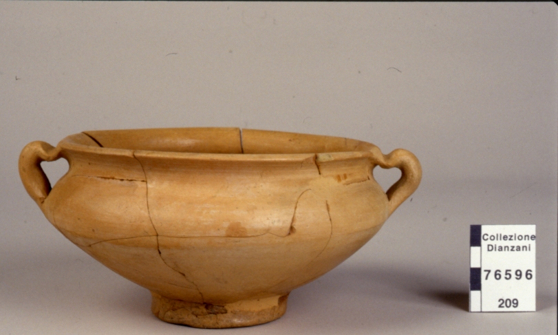 tazza carenata biansata (prima metà Sec. VII a.C)