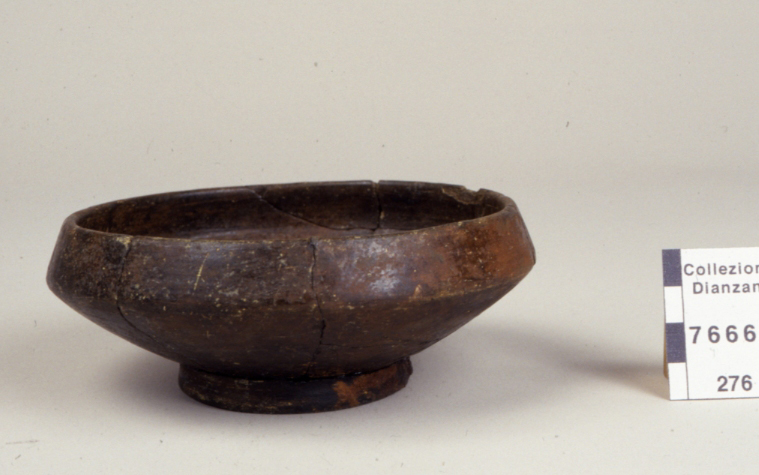 coppa carenata su piede (secondo quarto Sec. VII a.C)