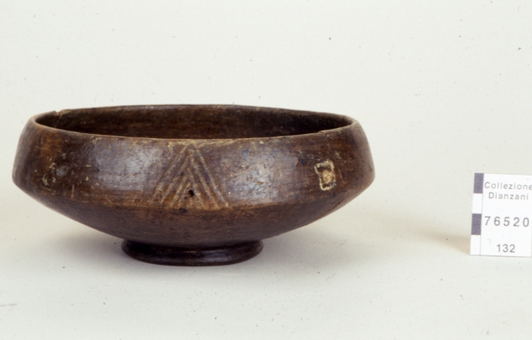 coppa carenata su piede (secondo quarto Sec. VII a.C)