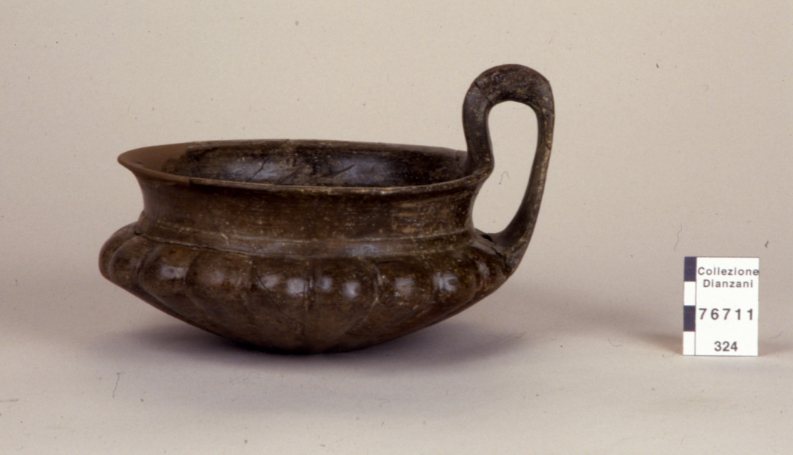 tazza carenata monoansata (metà Sec. VII a.C)