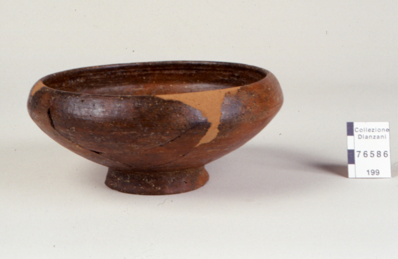 coppa carenata su piede (secondo quarto Sec. VII a.C)