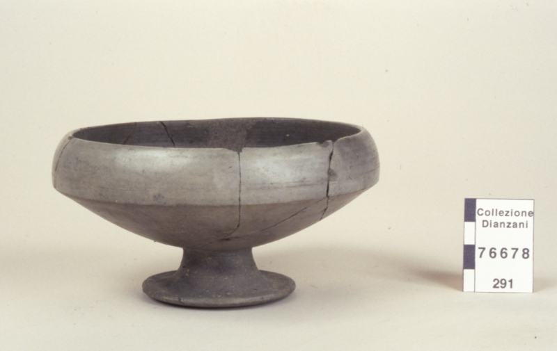 coppa carenata su piede (prima metà Sec. VI a.C)