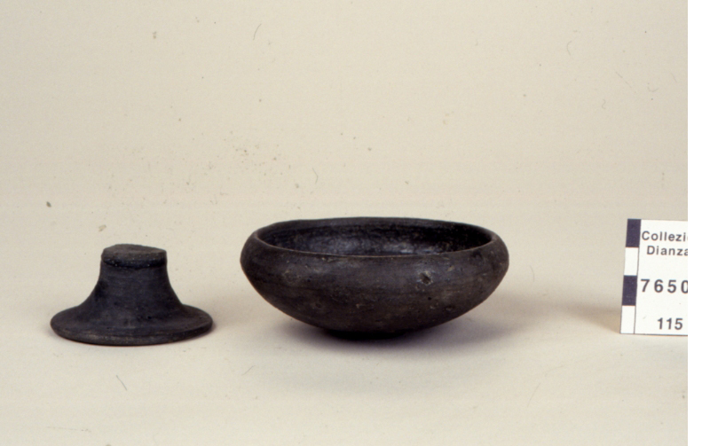 coppetta carenata su alto piede (prima metà Sec. VI a.C)