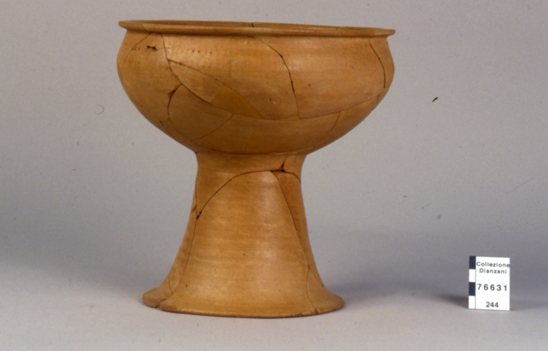 cratere su alto piede (Sec. VII a.C)