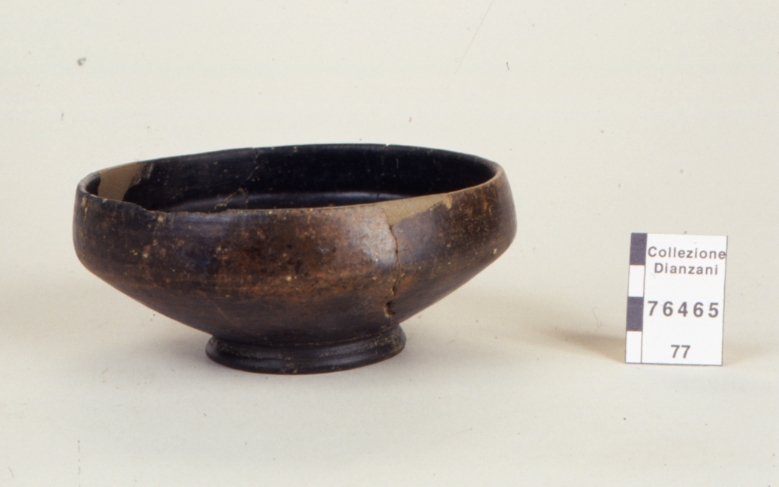 coppa carenata su piede (secondo quarto Sec. VII a.C)