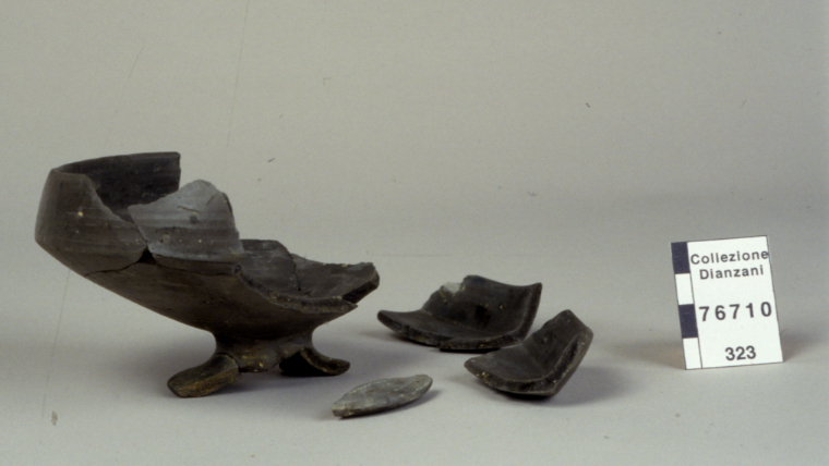 coppa carenata su piede (prima metà Sec. VI a.C)