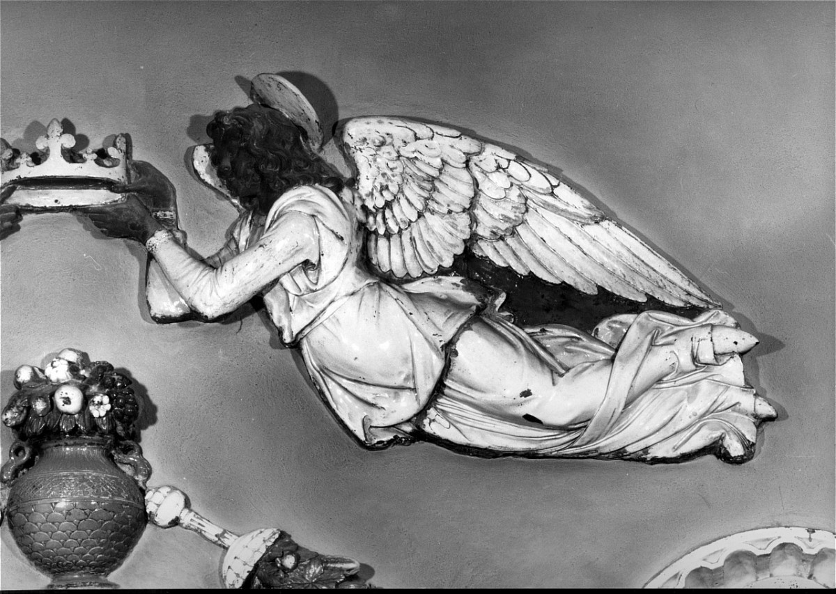 angeli reggicorona (rilievo) di Della Robbia Andrea (bottega) (fine sec. XV)
