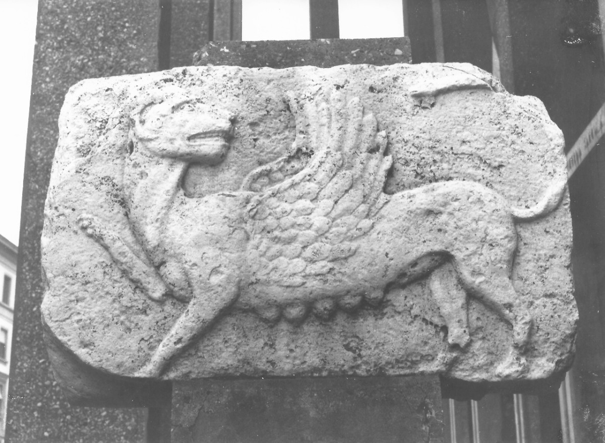 animale fantastico alato (rilievo, frammento) - bottega dell'Italia centrale (fine/ inizio secc. XIII/ XIV)