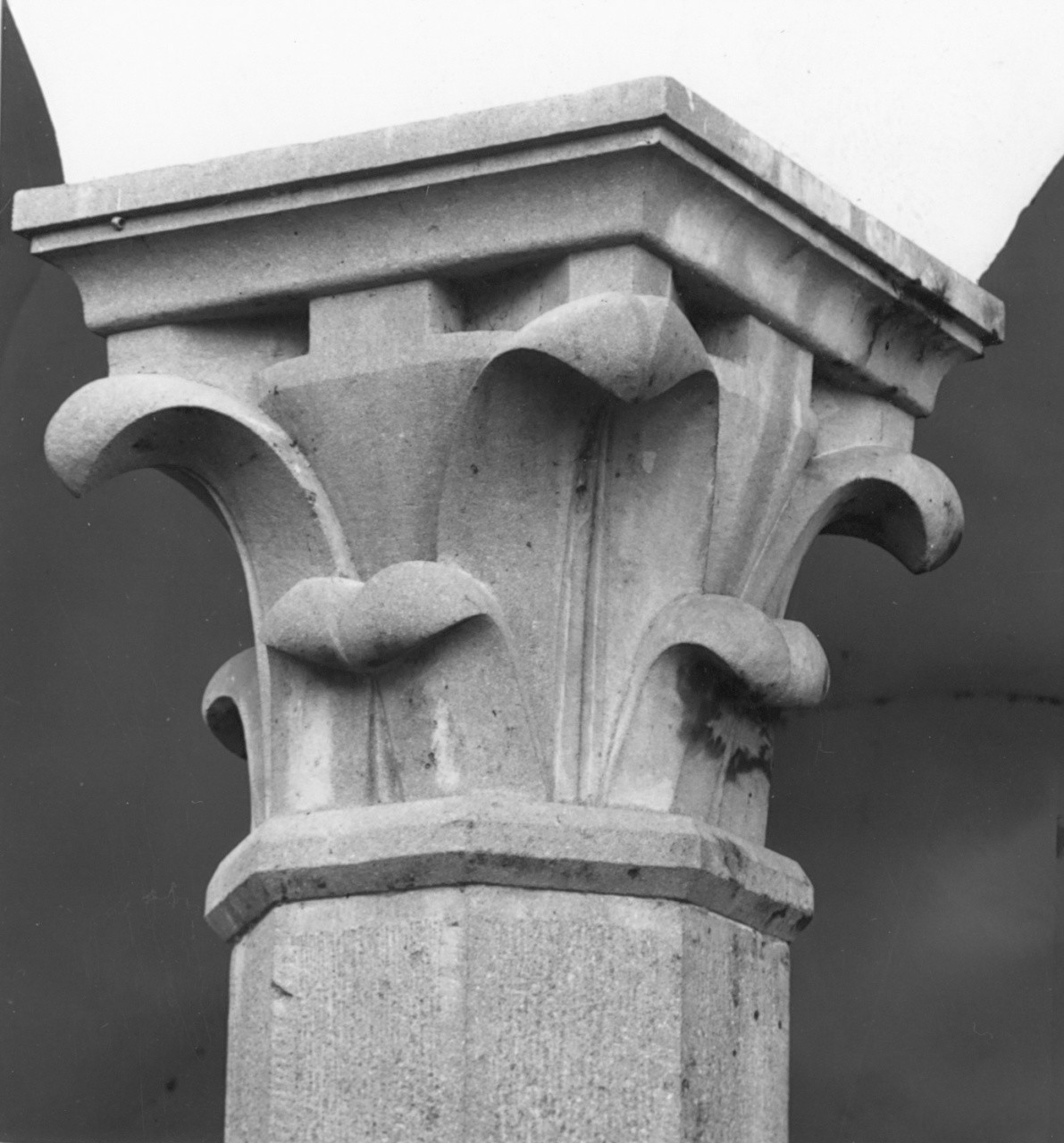 motivi decorativi vegetali (capitello di pilastro) - produzione toscana (inizio sec. XV)
