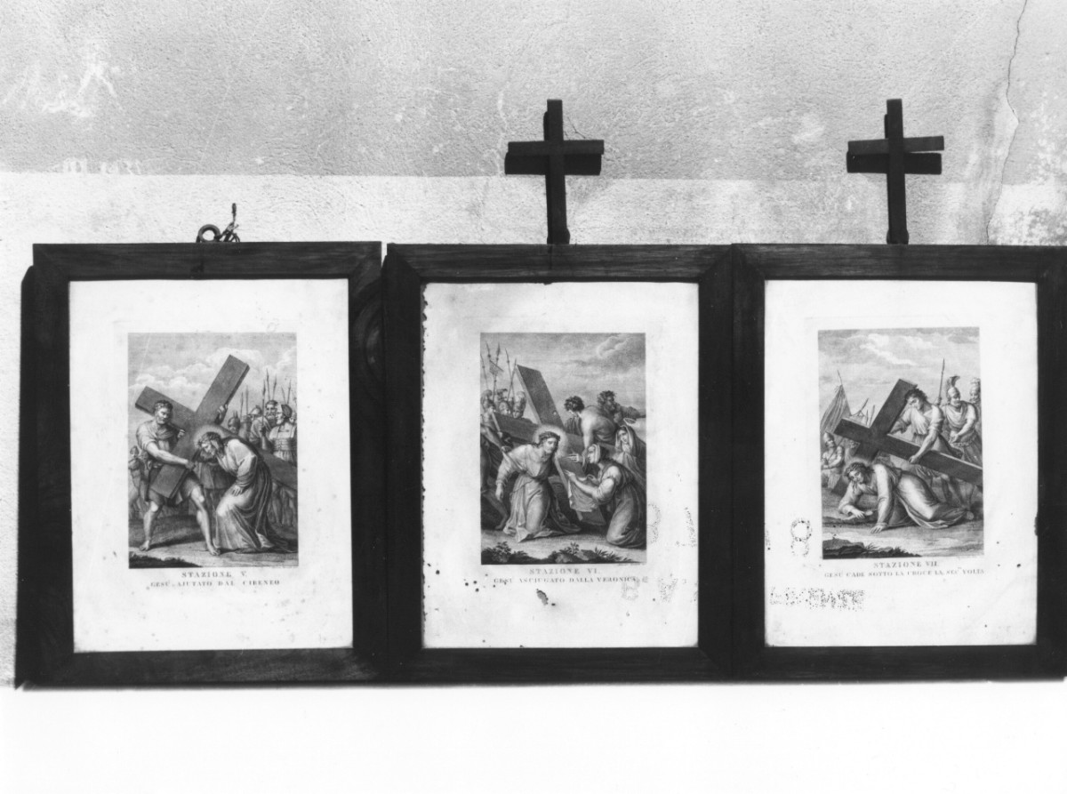 stazione V: Gesù aiutato da Simone il Cireneo a portare la croce (stampa, serie) di Mochetti Alessandro (attribuito) (sec. XIX)