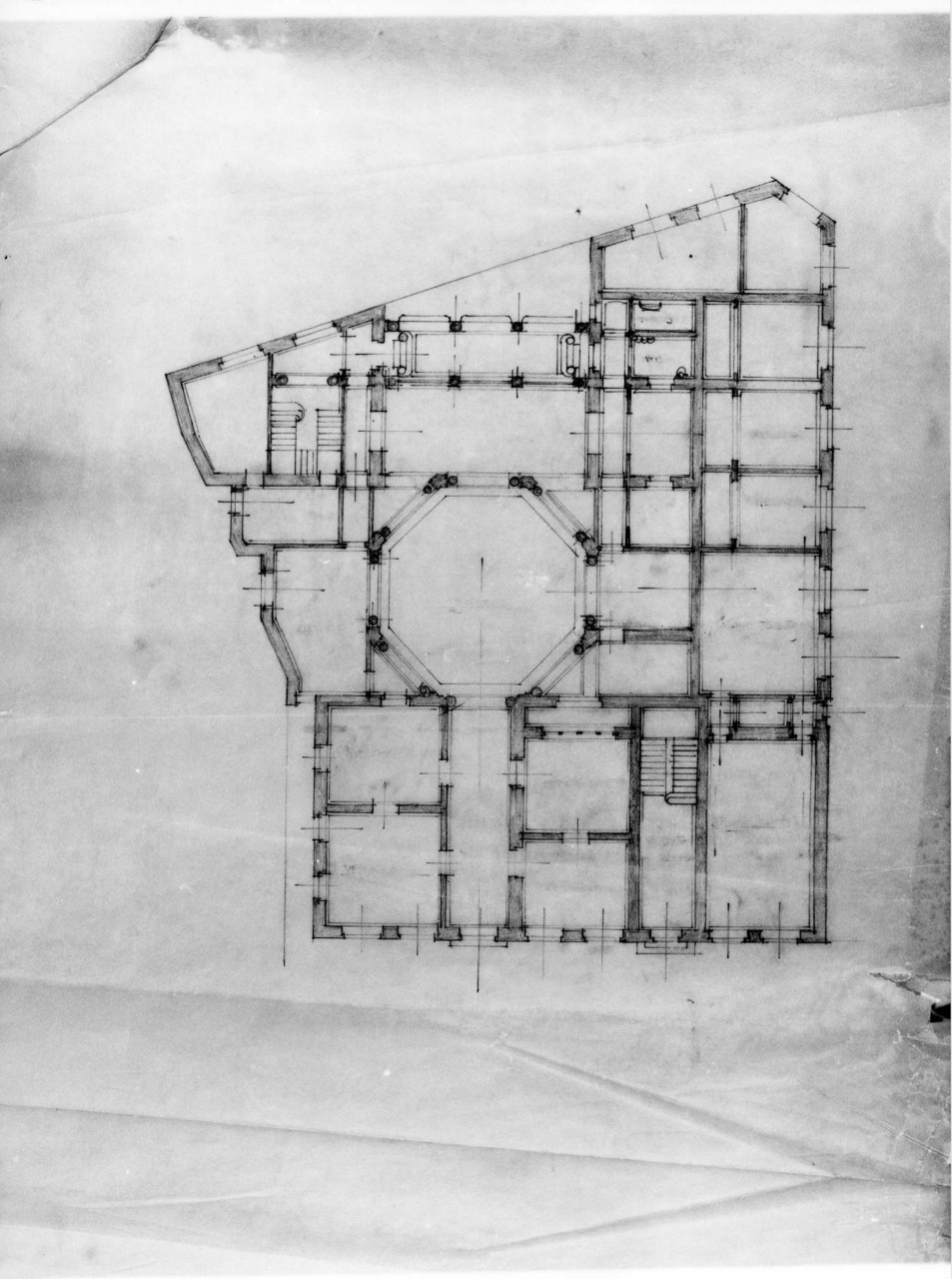 filiale del Banco di Roma a Montecatini Terme: pianta in scala 1:100 del piano terreno (disegno architettonico) di Brizzi Raffaello (sec. XX)